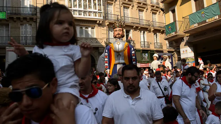 Cientos de personas acompañan a la Comparsa de Gigantes y Cabezudos por las calles de Pamplona en San Fermín 2018. PABLO LASAOSA 16