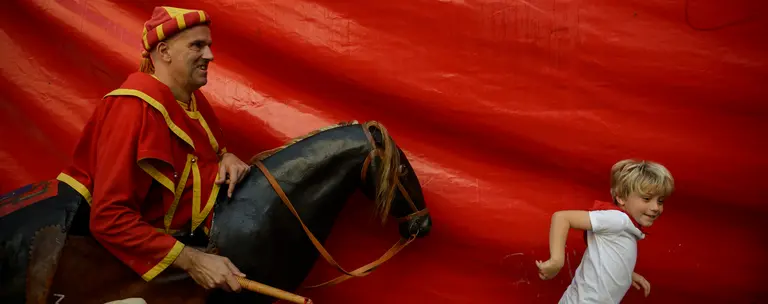 Cientos de personas acompañan a la Comparsa de Gigantes y Cabezudos por las calles de Pamplona en San Fermín 2018. PABLO LASAOSA 22