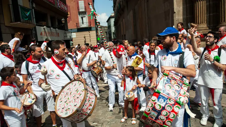 El Estruendo Txiki recorre las calles de Pamplona. MIGUEL OSÉS_10