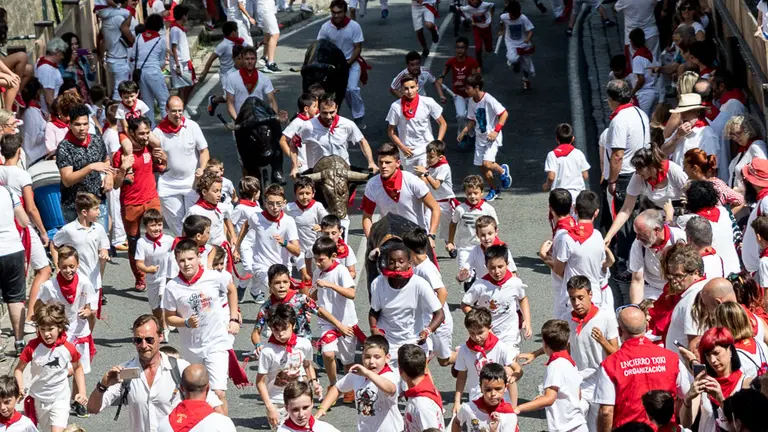 Niños y niñas participan en el encierro txiki de San Fermín 2018 (19). IÑIGO ALZUGARAY