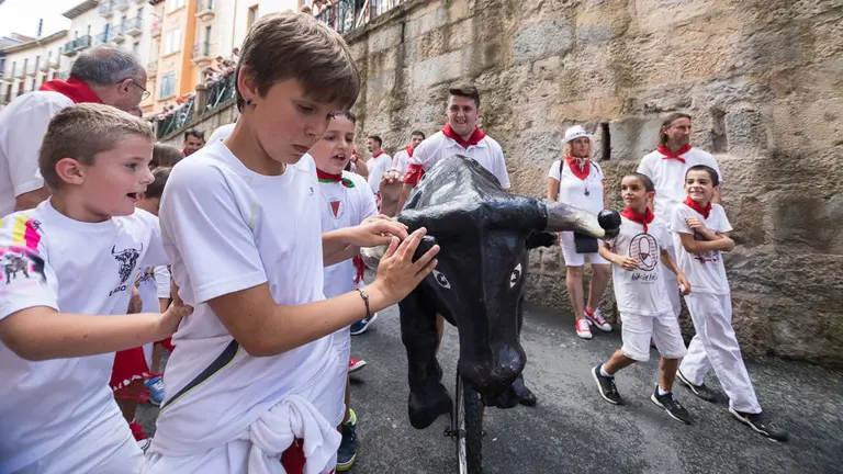 Niños y niñas participan en el encierro txiki de San Fermín 2018 (20). IÑIGO ALZUGARAY