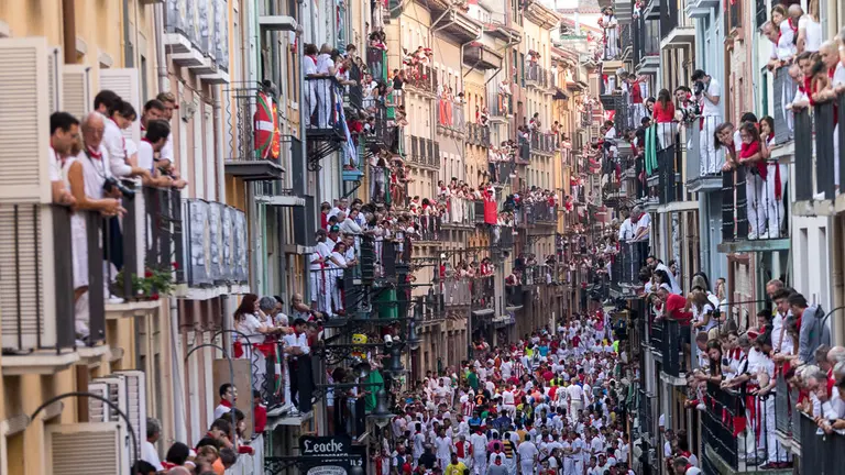 Los balcones en Mercaderes y Estafeta durante el cuarto encierro de San Fermín 2018 (10). IÑIGO ALZUGARAY