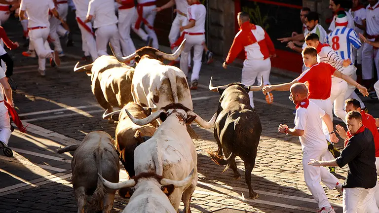 Los toros de Nuñez del Cuvillo enfilan la Plaza Consistorial en el quinto encierro de estos Sanfermines 2018 MIGUEL OSES (7)