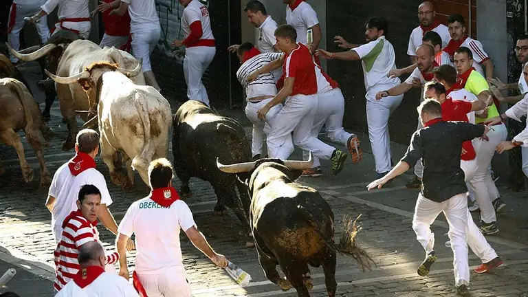 GRAF7809. PAMPLONA, 11/07/2018.- Los toros de la ganadería gaditana de Núñez del Cuvillo hacen su entrada en la calle de Mercaderes durante el quinto encierro de los Sanfermines 2018 que ha resultado emocionante y vistoso con huecos entre los animales que han realizado el recorrido estirados, sin que al parecer ningún corredor haya resultado corneado. EFE/Villar López