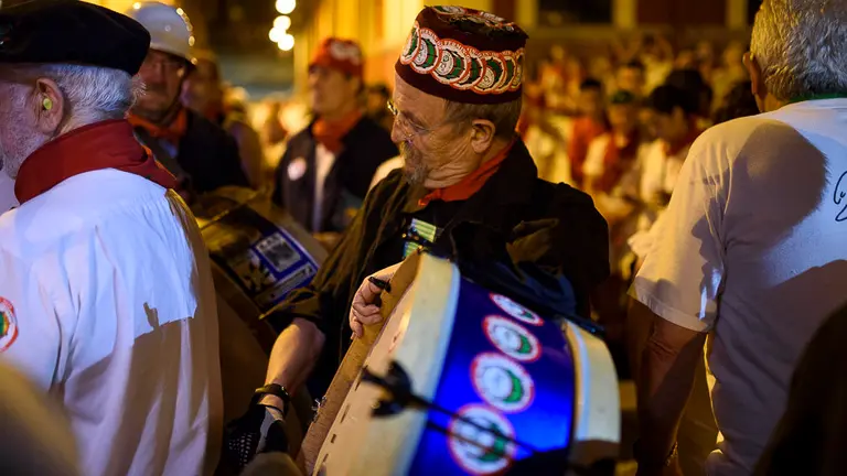 El Struendo recorre las calles de Pamplona en San Fermín 2018. PABLO LASAOSA 04