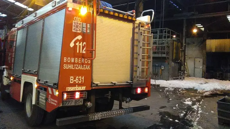 Los bomberos trabajan en la extinción de un incendio en una fábrica de Urdiáin CEDIDA