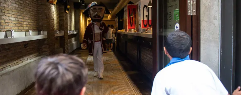 El kiliki Barbas entra a un bar en el Casco Viejo de Pamplona MIGUEL OSÉS