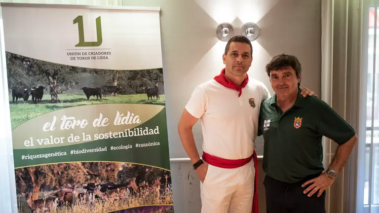 Gorka Azpilicueta y Miguel Reta. La Unión de Criadores de Toros de Lidia presenta su apuesta de comunicación #toro#sostenible que pretende mostrar el valor socio-medioambiental del toro de lidia. MIGUEL OSÉS