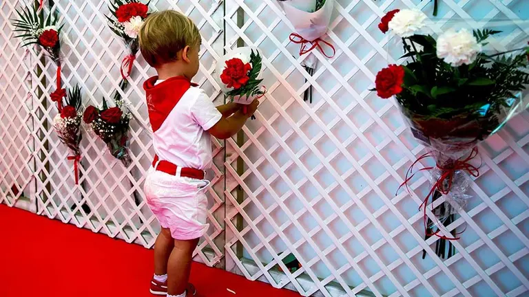 GRAF7927. PAMPLONA (ESPAÑA), 11/07/2018.- Numerosos niños han participado esta mañana en la ofrenda floral infantil al patrón de las fiestas de Pamplona, San Fermín,-EFE / Rodrigo Jimenez