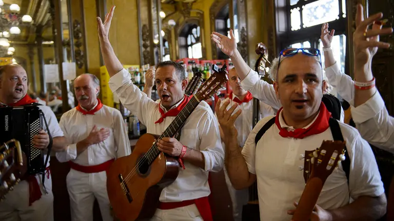 La Cofradía de San Saturnino anima los bares y calles de Pamplona durante las fiestas de San Fermín 2018. PABLO LASAOSA 06