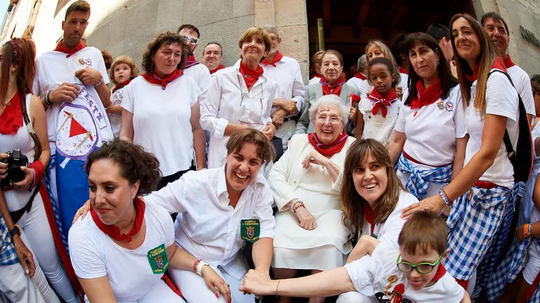 La entrega del premio FESTA de la peña El Bronce a las cinco mujeres que cambiaron el panorama político en el Ayuntamiento de Pamplona. MIGUEL OSÉS