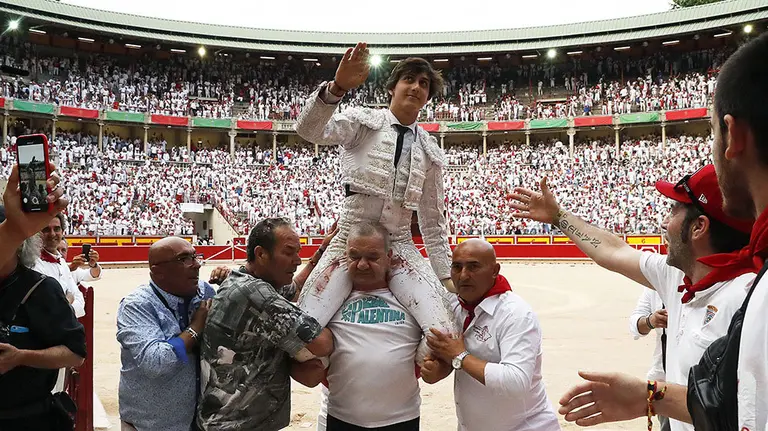 GRAF8484. PAMPLONA 11/07/2018.- El torero Andrés Roca Rey sale a hombros de la Plaza de Toros de Pamplona tras cortar tres orejas en la séptima corrida de abono de la Feria del Toro que se celebra estos días en la capital navarra con motivo de los Sanfermines 2018. EFE/Villar López