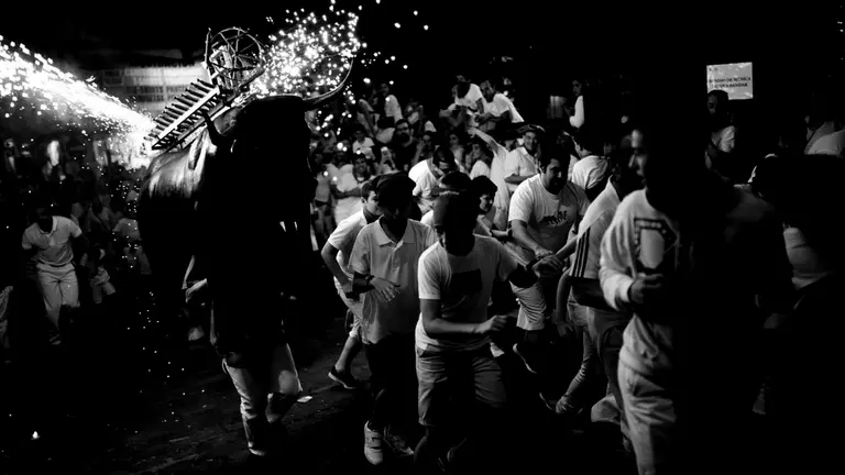 El toro de fuego recorre la cuesta de Santo Domingo tras cientos de niños. MIGUEL OSÉS