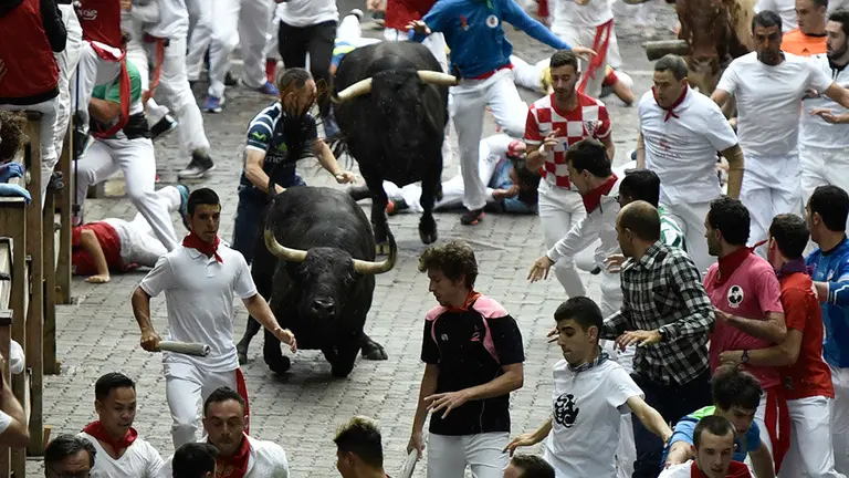 Sexto encierro de San Fermín 2018 con la ganadería de Victoriano del Río en la bajada al callejón. MIGUEL OSÉS