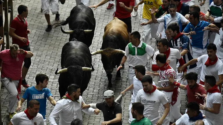 Sexto encierro de San Fermín 2018 con la ganadería de Victoriano del Río en la bajada al callejón. MIGUEL OSÉS