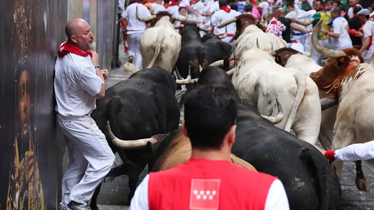 Sexto encierro de San Fermín 2018 con toros de Victoriano del Río en la curva de Mercaderes con Estafeta. REUTERS/Susana Vera