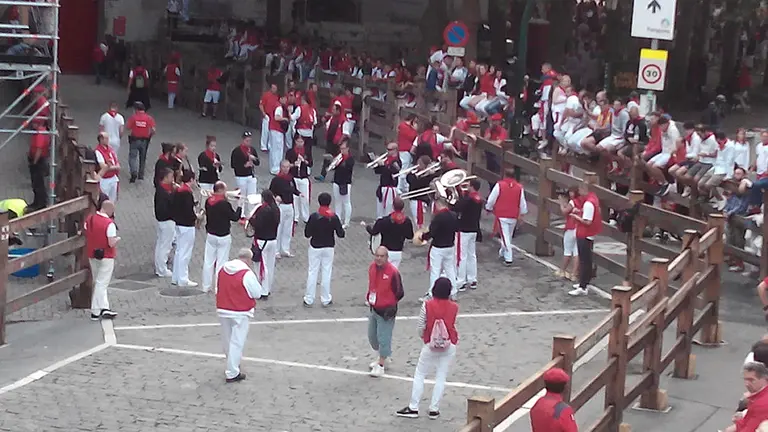 La banda del maestro Bravo en el tramo de Telefónica antes del encierro.