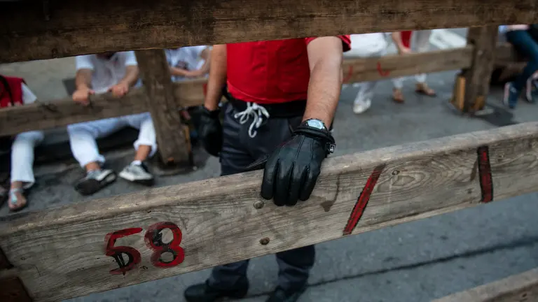 Policia Foral momentos previos al encierro. MIGUEL OSÉS  (2)