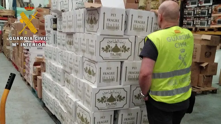 Un Guardia Civil junto con los alimentos incautados. GUARDIA CIVIL