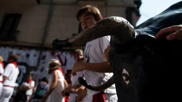 Cientos de niños corren en el encierro Txiki. MIGUEL OSÉS_3