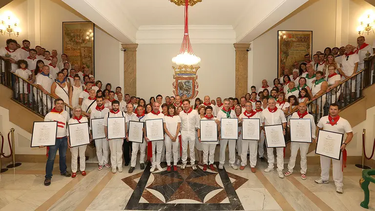 'El Ayuntamiento de Pamplona y La Pamplonesa reciben a las bandas de música que hace 100 años se reunieron en la ciudad con ocasión a las fiestas AYUNTAMIENTO DE PAMPLONA