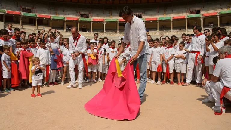 Roca Rey imparte una clase gratuita de toreo de salón para niños en San Fermín 2018. PABLO LASAOSA 06