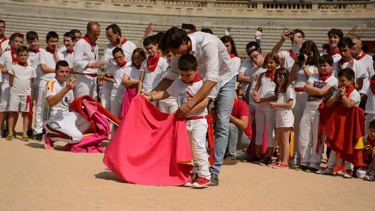 Roca Rey imparte una clase gratuita de toreo de salón para niños en San Fermín 2018. PABLO LASAOSA 18