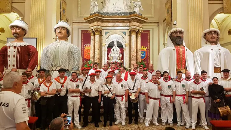 La comparsa de gigantes y cabezudos visita a San Fermín en la su capilla en la iglesia de San Lorenzo NAVARRACOM 2