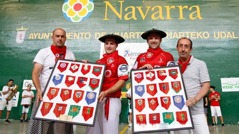 Ezkurra II y Endika con los regalos de las peñas de Pamplona. Maialen Andrés.