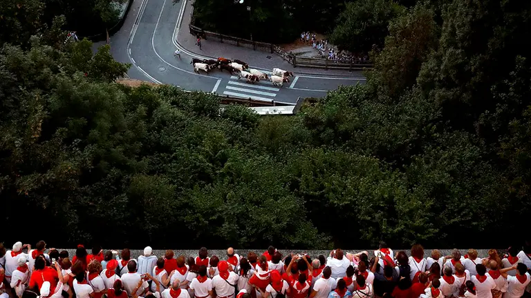 Los toros de la ganadería extremeña de Jandilla han protagonizado esta noche el "Encierrillo", que es el traslado de los toros que participan en el encierro del día siguiente a los corrales de Santo Domingo. Los 440 metros se realizan sin corredores, en torno a las diez de la noche y se contempla en silencio, lo que contrasta con los encierros de la mañana. EFE/Villar López.