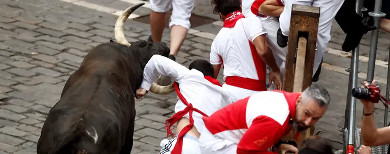 Séptimo encierro de San Fermín con toros de Jandilla en la Plaza del Ayuntamiento. EFE. 1