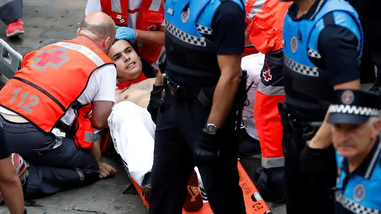 Herido trasladado después del séptimo encierro de San Fermín con toros de Jandilla. EFE (1)