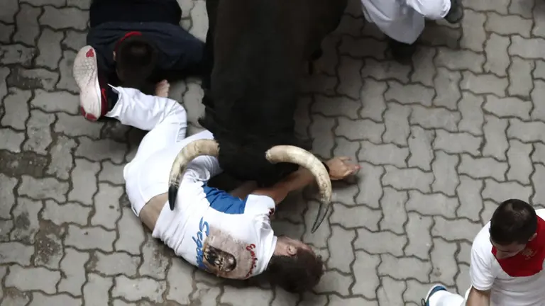 S&eacute;ptimo encierro de San Ferm&iacute;n con toros de Jandilla en el tramo de Telef&oacute;nica. EFE (6)