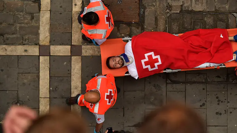 Séptimo encierro de San Fermín 2018 con toros de Jandilla en la curva de Mercaderes con Estafeta. AP PHOTO/ÁLVARO BARRIENTOS