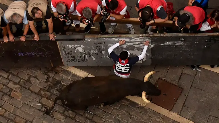 Séptimo encierro de San Fermín 2018 con toros de Jandilla en la curva de Mercaderes con Estafeta. AP PHOTO/ÁLVARO BARRIENTOS