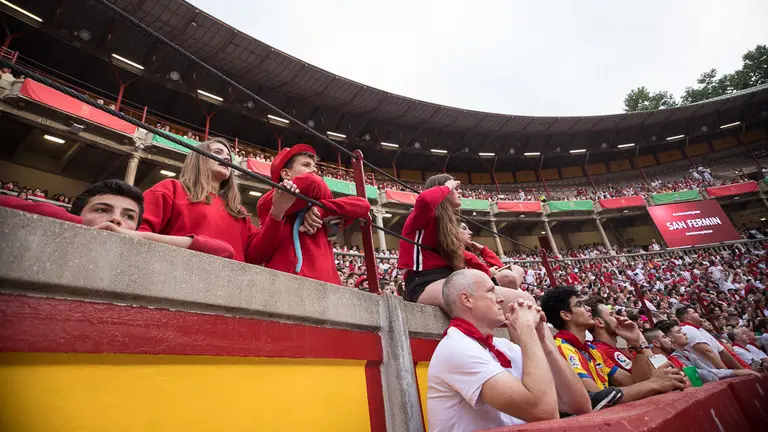 Las vaquillas llenan de diversión y de revolcones la Plaza de Toros tras el séptimo encierro de San Fermín 2018 (33). IÑIGO ALZUGARAY