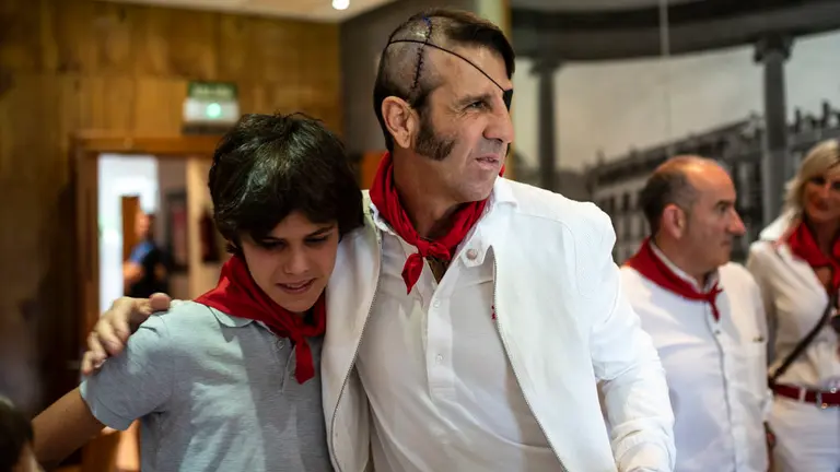 Juan José Padilla recibe un reconocimiento a su carrera como torero en el hotel Sancho Ramirez. MIGUEL OSÉS_1