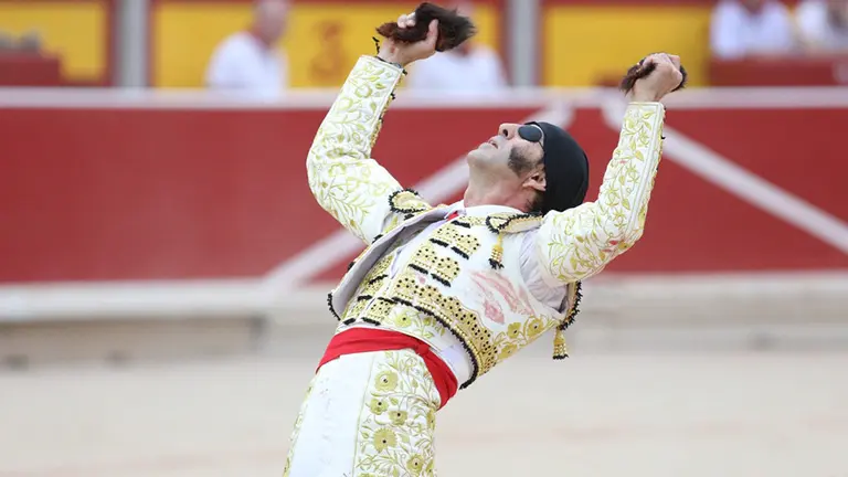 Padilla celebra las dos orejas logradas en su primer toro de la tarde en la corrida con la que se despide de los Sanfermines IÑIGO ALZUGARAY