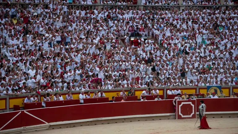 Septima corrida de los sanfermines de 2018 con los toros de la ganadería de Jandila para los diestros Juan José Padilla, Cayetano y Roca Rey. MIGUEL OSÉS_7