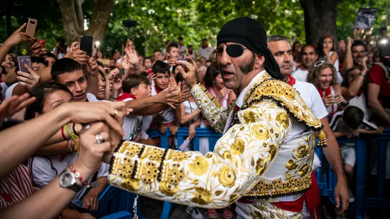 Juan José Padilla, Cayetano y Roca Rey llegan a la plaza de toros de Pamplona rodeados de cientos de personas. MIGUEL OSÉS_14