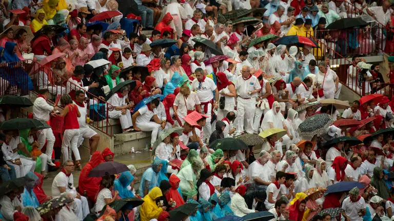 La grada de la monumental de Pamplona se moja por Padilla, Cayetano y Roca Rey. MIGUEL OSÉS_7