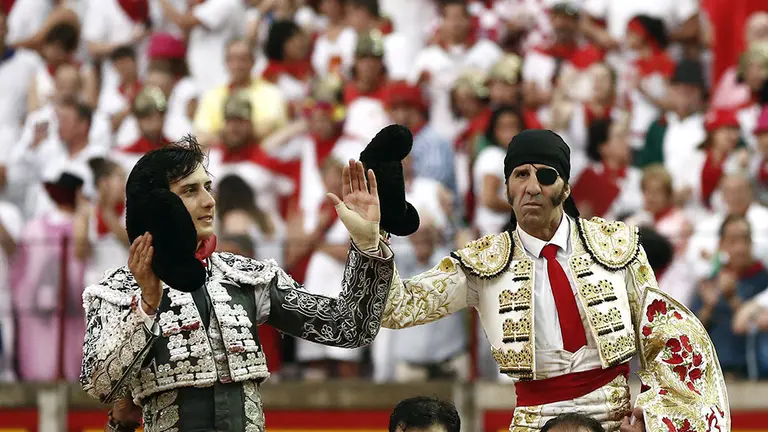 GRAF9959. PAMPLONA, 13/07/2018.- Los diestros Juan José Padilla y Roca Rey (i) salen por la puerta grande tras la décima de abono de la Feria del Toro celebrada esta tarde en la plaza de toros de Pamplona. EFE/Jesús Diges
