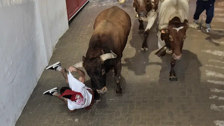 Último encierro de los sanfermines de 2018 con la ganadería de Miura en el tramo del callejón. MIGUEL OSÉS (9)