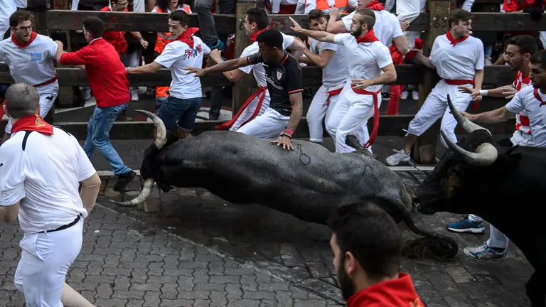 Octavo encierro de San Fermín 2018 con toros de Miura en la curva de Telefónica. PABLO LASAOSA