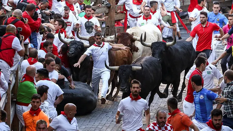 GRAF070. PAMPLONA, 14/07/2018.- Los toros de la ganadería sevillana de Miura a su paso por el tramo de Telefónica durante el octavo y último encierro de los Sanfermines 2018, el más rápido de las fiestas con 2 minutos y 12 segundos de duración, en el que, según el primer parte médico, no hay heridos por asta. EFE/Rodrigo Jiménez