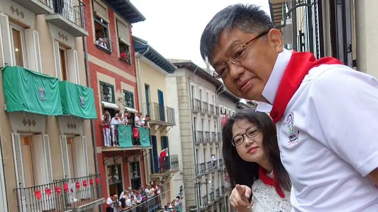 Turistas orientales en un balcón para presenciar el encierro