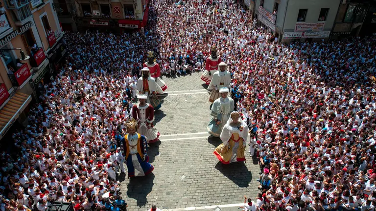 La Comparsa de gigantes y cabezudos se despide de la gente hasta los próximos sanfermines. MIGUEL OSÉS