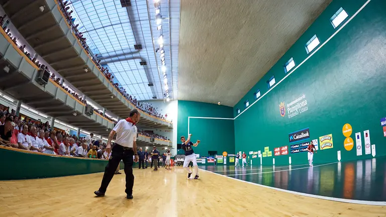 Joseba Ezkurdia y Be&ntilde;at Rezusta en la final del Torneo San Fermin contra Irribarria y Zabaleta. DANI FERN&Aacute;NDEZ (16)