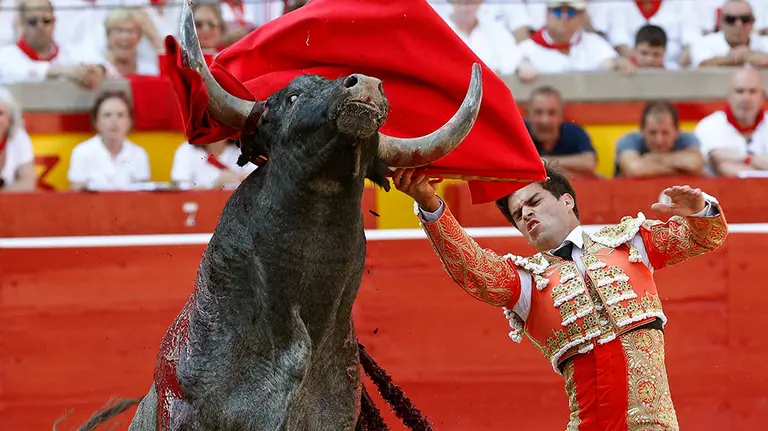 GRAF449. PAMPLONA, 14/07/2018.- El torero Rubén Pinar da un pase con la muleta al primero de su lote, durante la última corrida de abono de la Feria de Toro de los Sanfermines 2018 celebrada esta tarde en la plaza de toros de Pamplona. EFE/Villar López