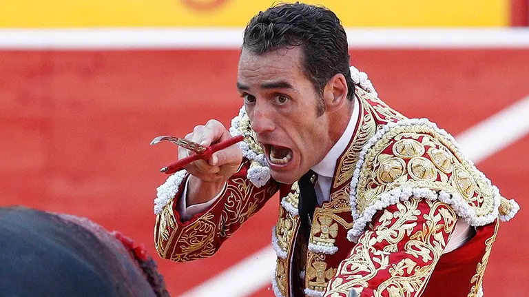 GRAF457. PAMPLONA, 14/07/2018.- El torero Pepe Moral entra a matar al primero de su lote, durante la última corrida de abono de la Feria de Toro de los Sanfermines 2018 celebrada esta tarde en la plaza de toros de Pamplona. EFE/Villar López